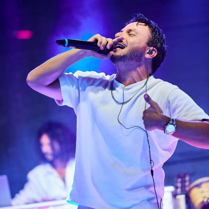 Armando Quattrone canta dal vivo sul palco con il microfono