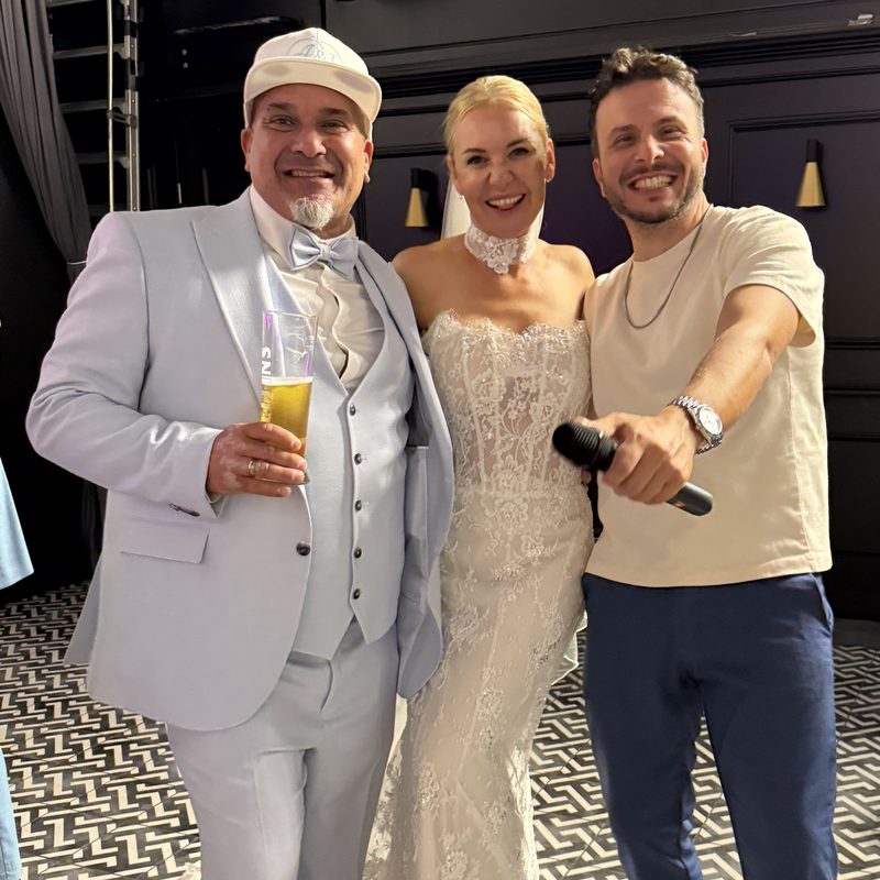Armando Quattrone con gli sposi Isi e Ulrike alla loro festa di matrimonio