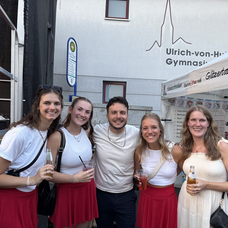 Armando Quattrone sorridente con Marie e quattro amiche a una festa all’aperto