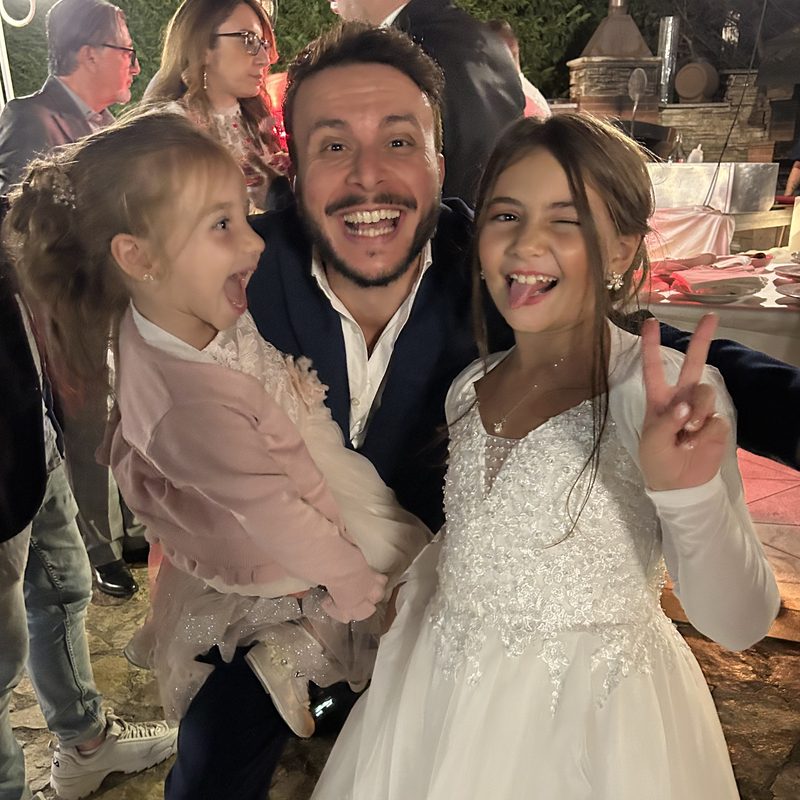Armando Quattrone con Alessia e la sorellina che fanno le facce buffe a una festa