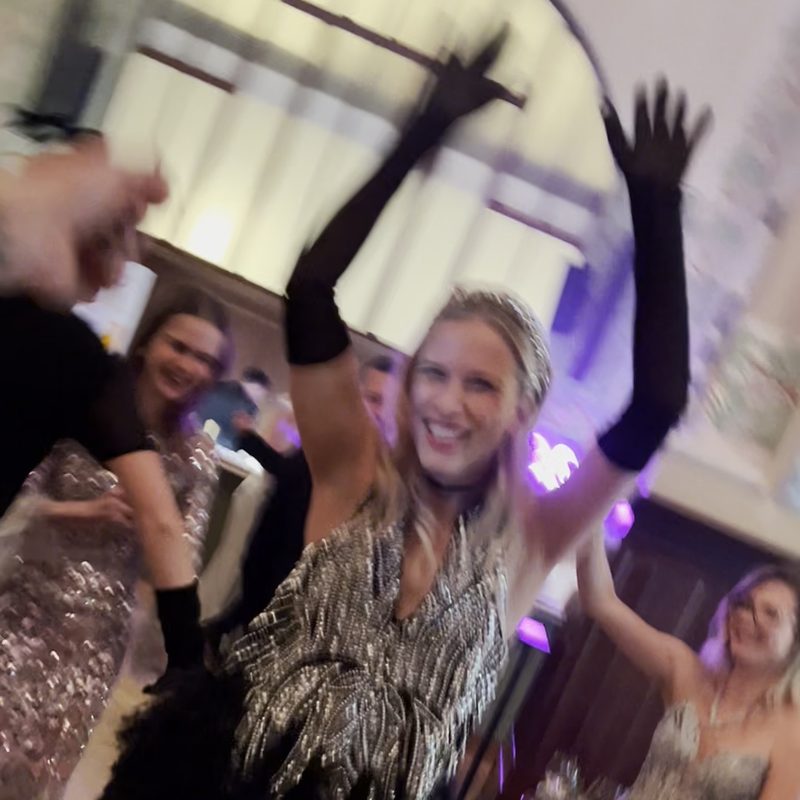 Zuzana balla con un abito anni Venti durante il live a un evento Forbes a Praga